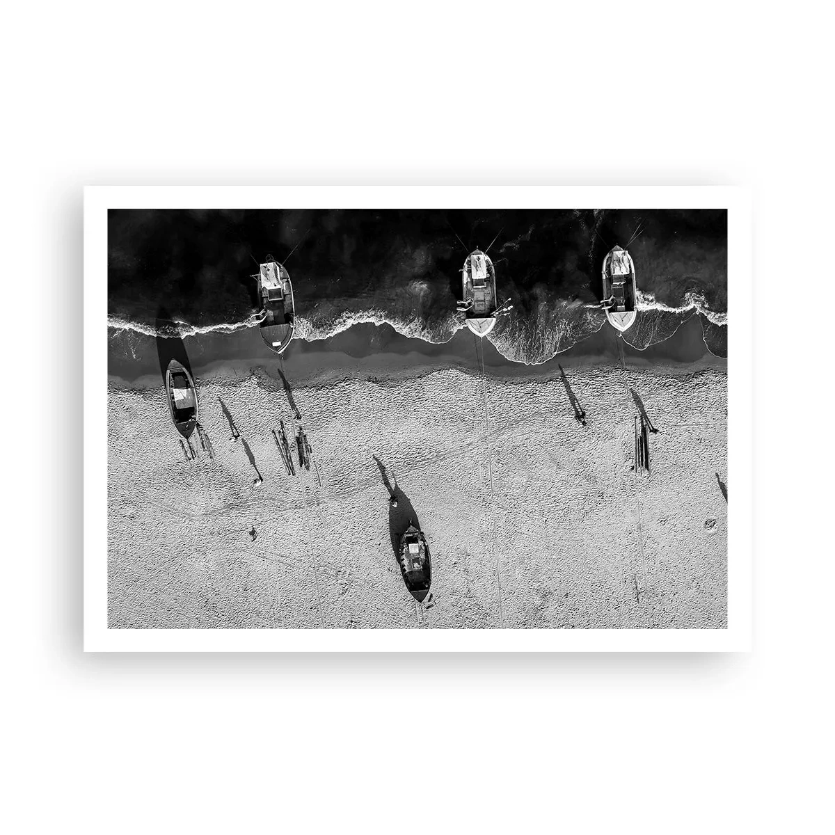 Póster - Vista aérea en blanco y negro de barcos en la playa. - 100x70cm - Aún en la orilla... - Decoración de pared moderna para salón y dormitorio ARTTOR