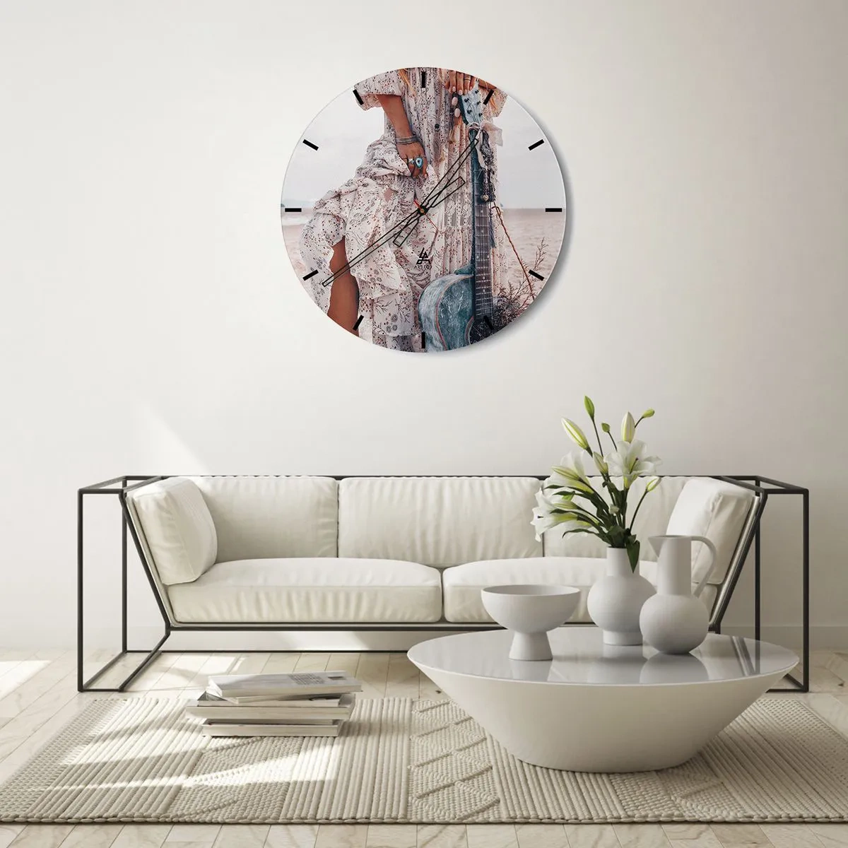 Reloj de pared - Reloj de vidrio - Estilo boho con una guitarra en la playa y un vestido floral. - 30x30cm - Una flor en el camino - Decoración de pared moderna para salón, cocina y dormitorio ARTTOR