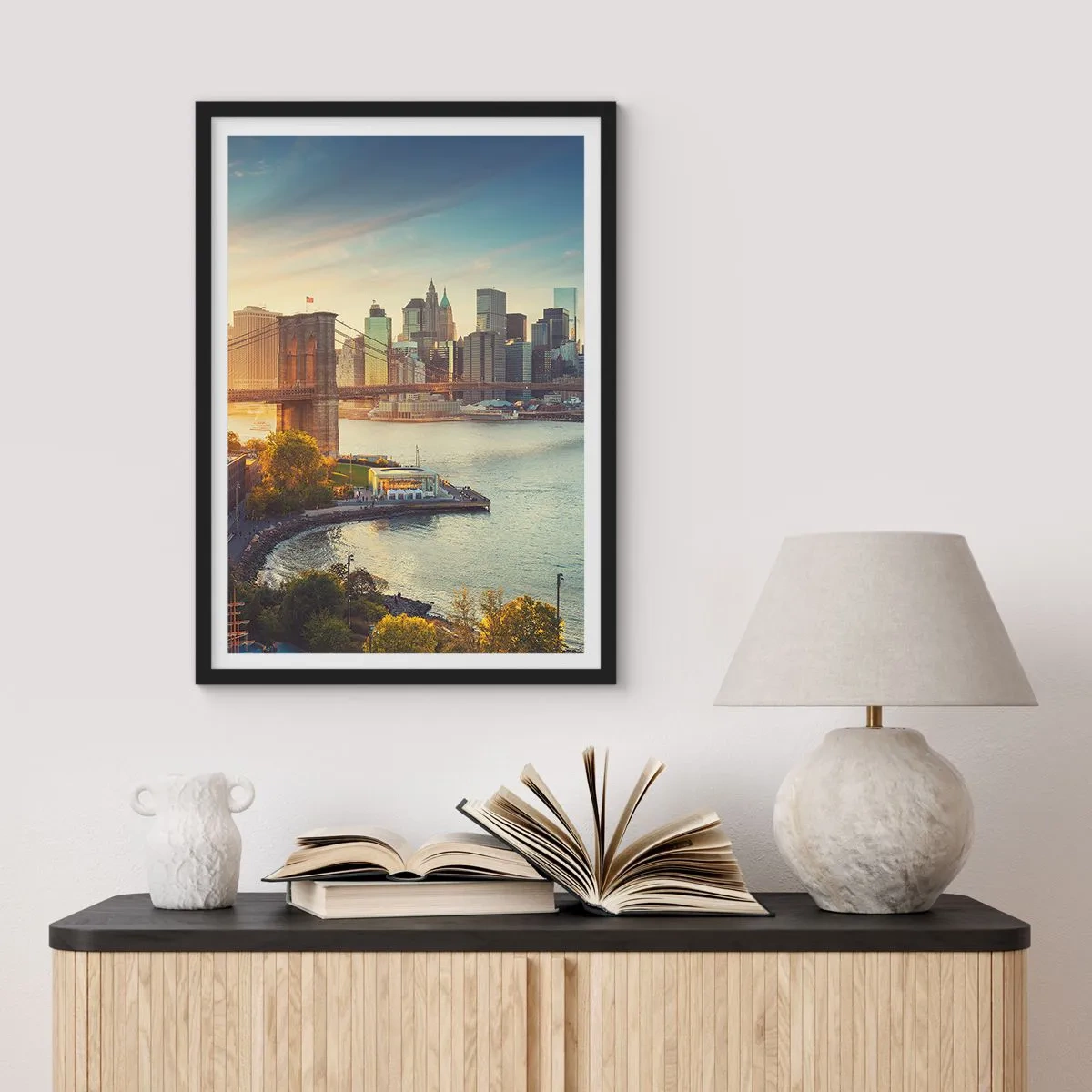 Póster en marco negro - Puente de Brooklyn y horizonte de Manhattan al anochecer - 50x70cm - El amanecer de la gran ciudad - Decoración de pared moderna para salón y dormitorio ARTTOR
