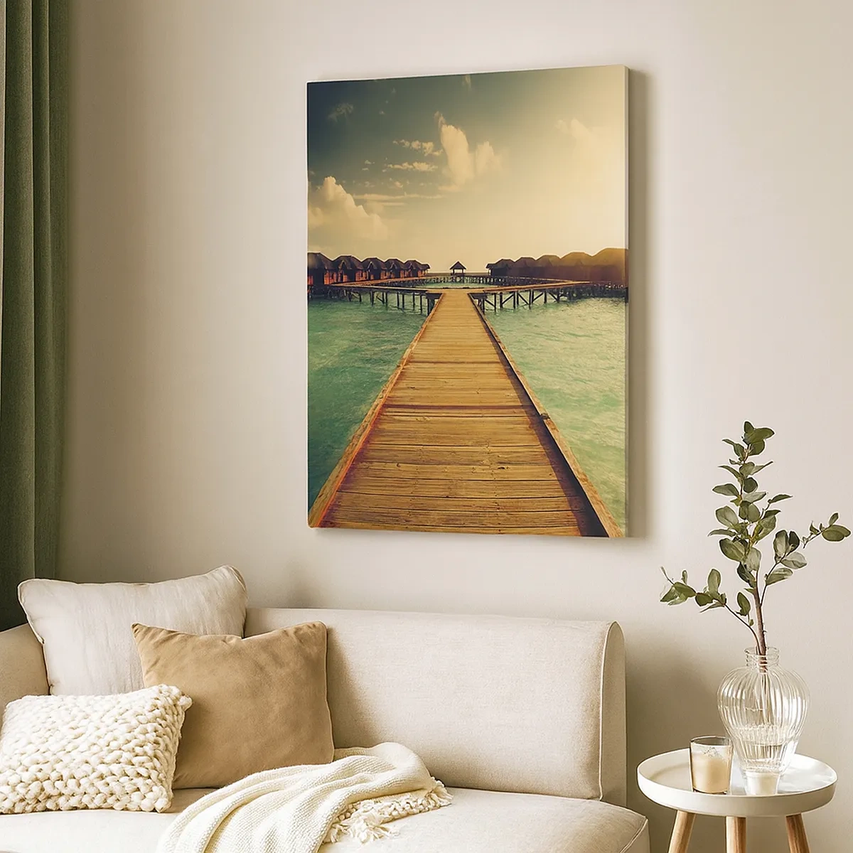 Cuadro sobre lienzo - Impresión de Imagen - Un embarcadero de madera que conduce a las casas sobre el agua, iluminadas por los rayos del sol. - 50x70cm - Una cálida invitación - Decoración de pared moderna para salón y dormitorio ARTTOR