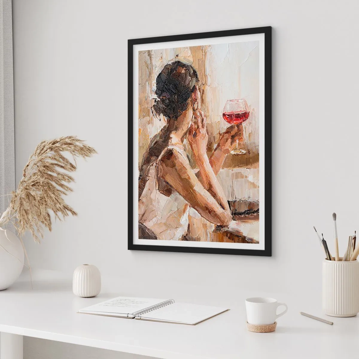 Póster en marco negro - Una mujer sosteniendo una copa de vino, con aspecto pensativo. - 50x70cm - El sabor de un buen momento - Decoración de pared moderna para salón y dormitorio ARTTOR