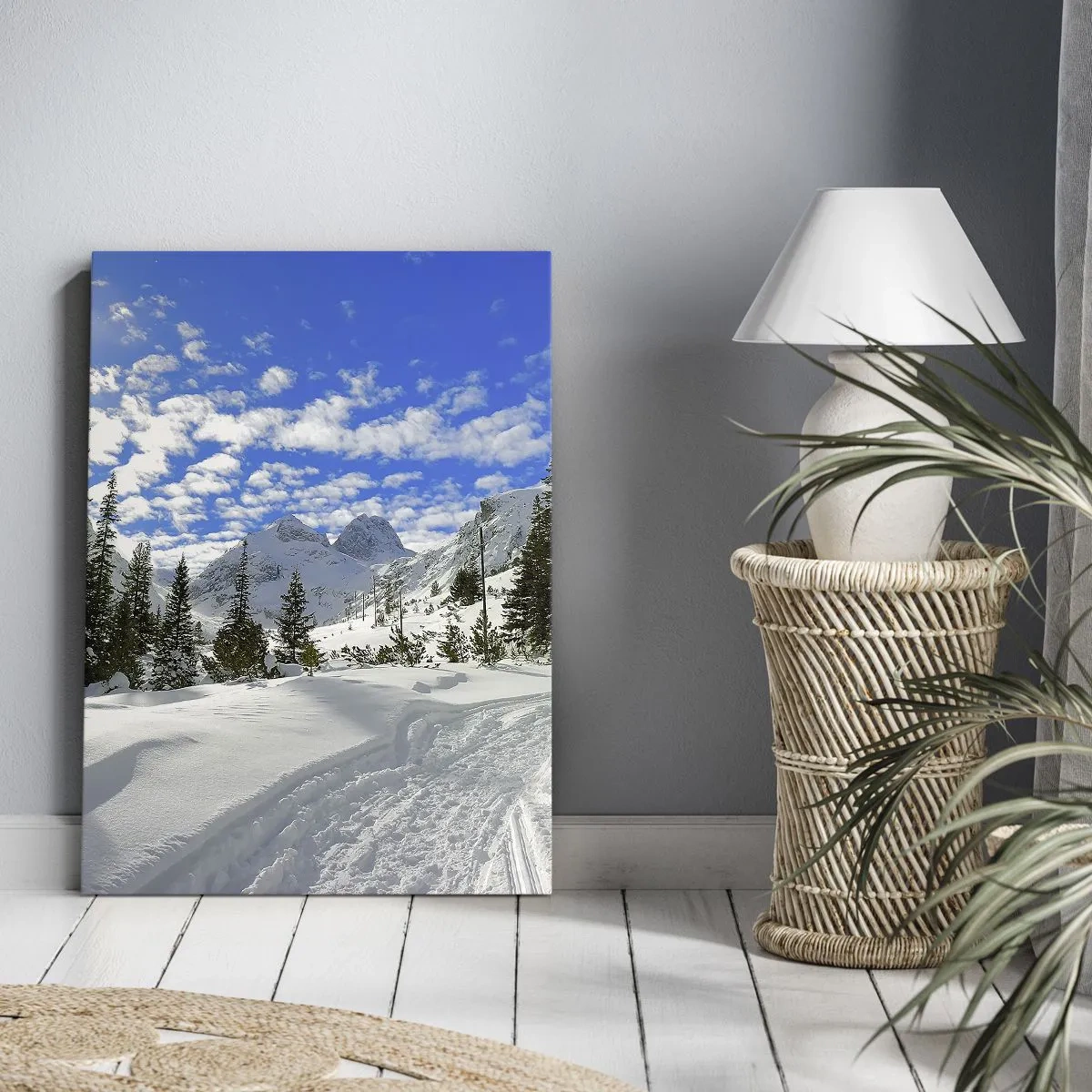 Cuadro sobre lienzo - Impresión de Imagen - Paisaje invernal de montaña con un bosque y un camino en la nieve. - 70x100cm - Nieve y sol - Decoración de pared moderna para salón y dormitorio ARTTOR