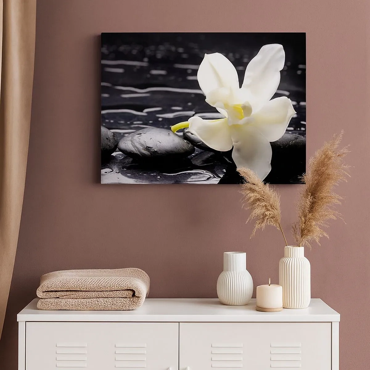 Cuadro sobre lienzo - Impresión de Imagen - Una orquídea blanca sobre un fondo de piedras negras y agua. - 70x50cm - Un estudio en blanco y negro - Decoración de pared moderna para salón y dormitorio ARTTOR