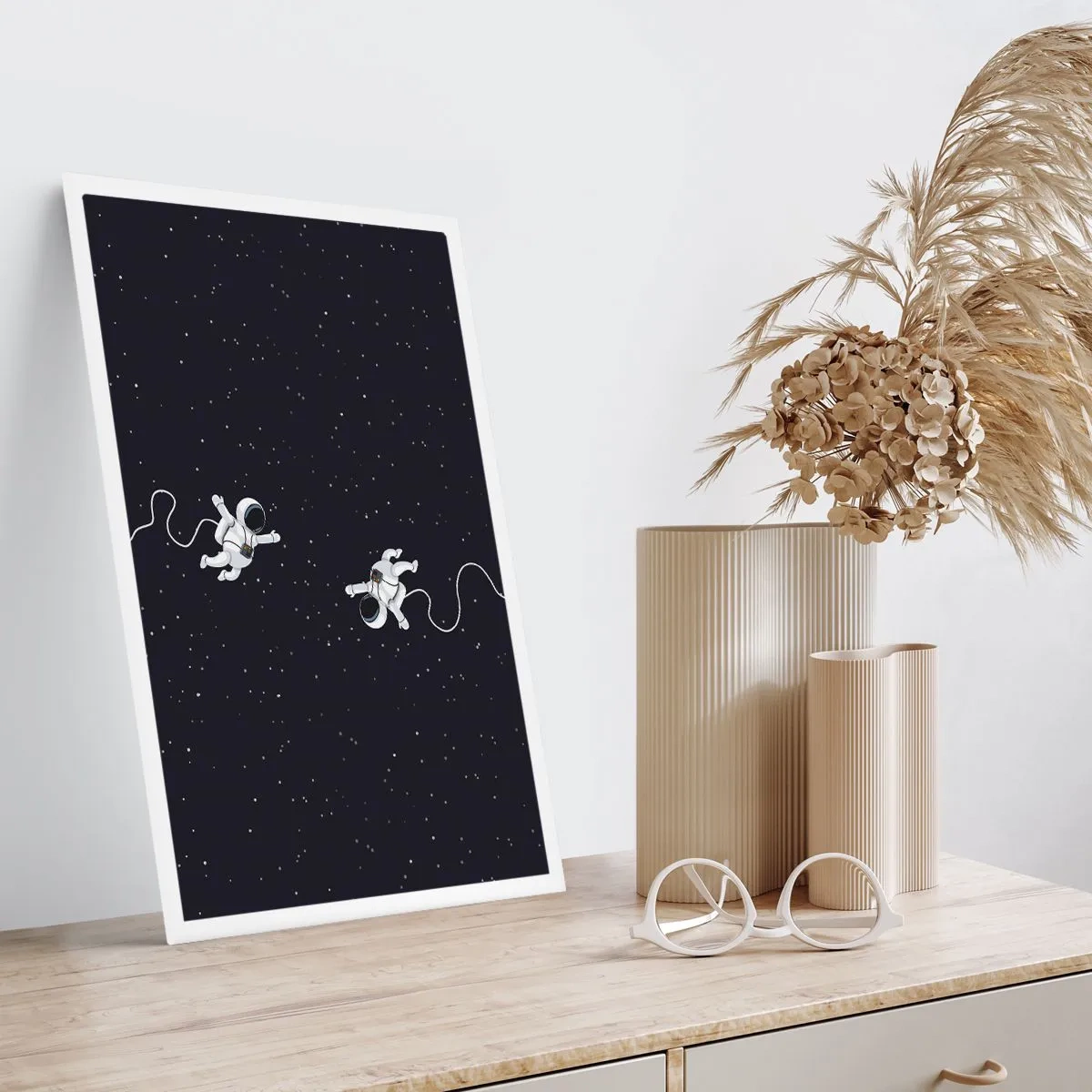 Póster - Dos astronautas flotando en el espacio - 50x70cm - Danza cósmica - Decoración de pared moderna para salón y dormitorio ARTTOR