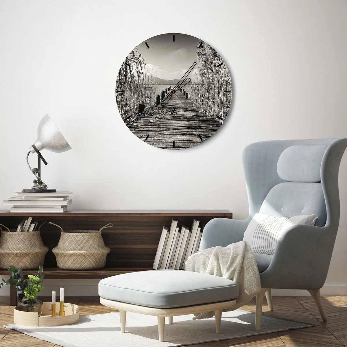Reloj de pared - Reloj de vidrio - Un puente de madera entre la hierba que conduce al lago. - 30x30cm - En la quietud de los juncos - Decoración de pared moderna para salón, cocina y dormitorio ARTTOR