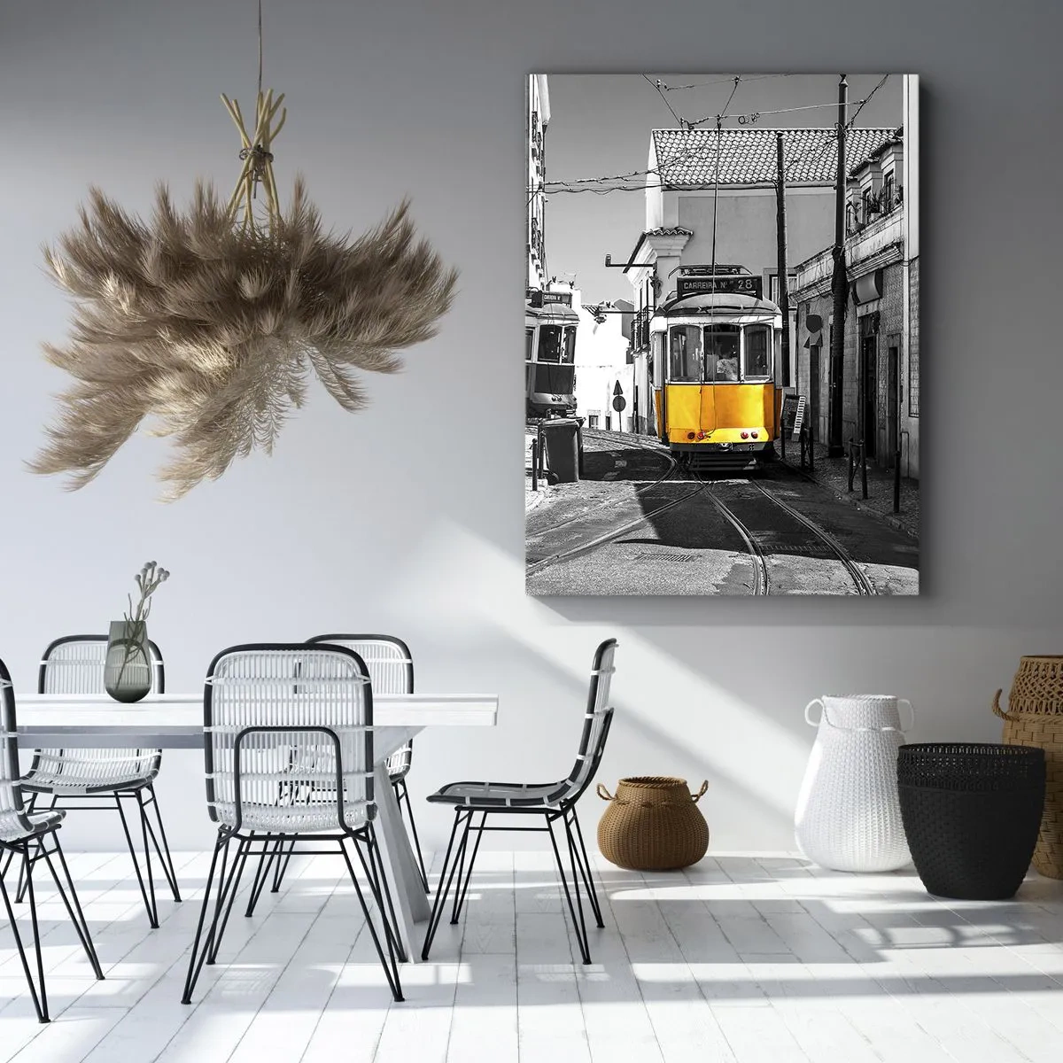 Cuadro sobre lienzo - Impresión de Imagen - Un tranvía amarillo en las calles de Lisboa en un entorno monocromático. - 80x120cm - Espíritu de Lisboa - Decoración de pared moderna para salón y dormitorio ARTTOR