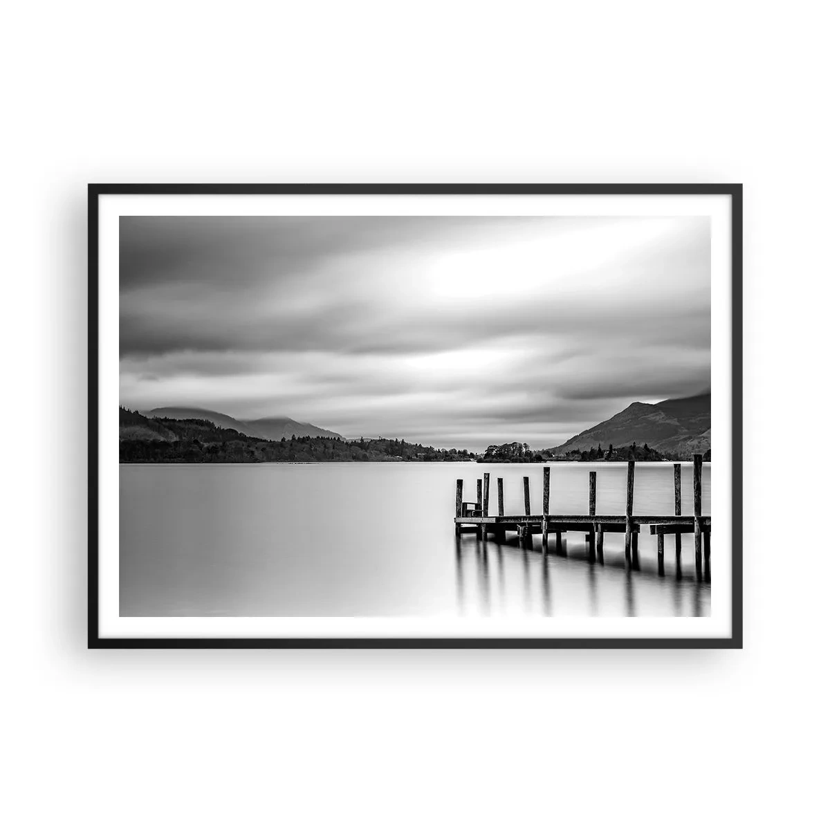 Póster en marco negro - Paisaje en blanco y negro con un muelle sobre un lago. - 100x70cm - Dulzura y la fuerza - Decoración de pared moderna para salón y dormitorio ARTTOR
