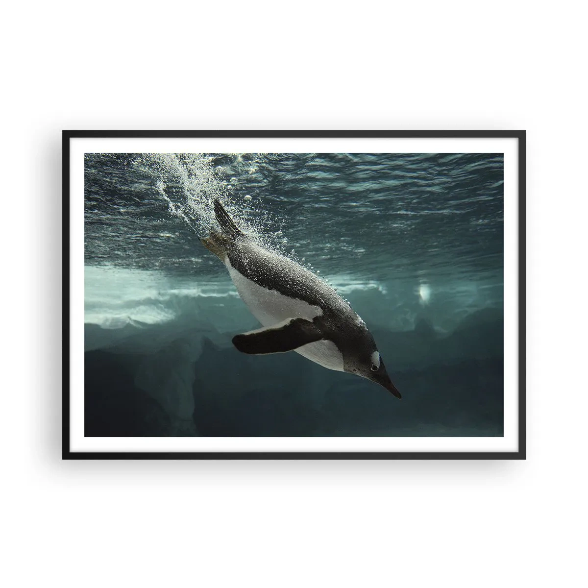 Póster en marco negro - Un pingüino sumergiéndose en las profundidades del agua helada. - 100x70cm - Bienvenido a mi mundo - Decoración de pared moderna para salón y dormitorio ARTTOR