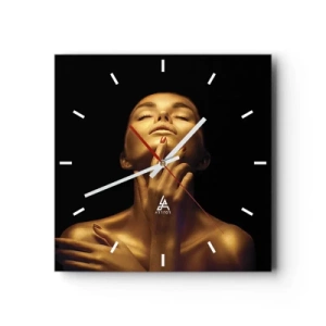 Reloj de pared - Reloj de vidrio - Retrato de una mujer con un brillo dorado sobre un fondo negro. - 30x30cm - Como seda dorada - Decoración de pared moderna para salón y dormitorio ARTTOR