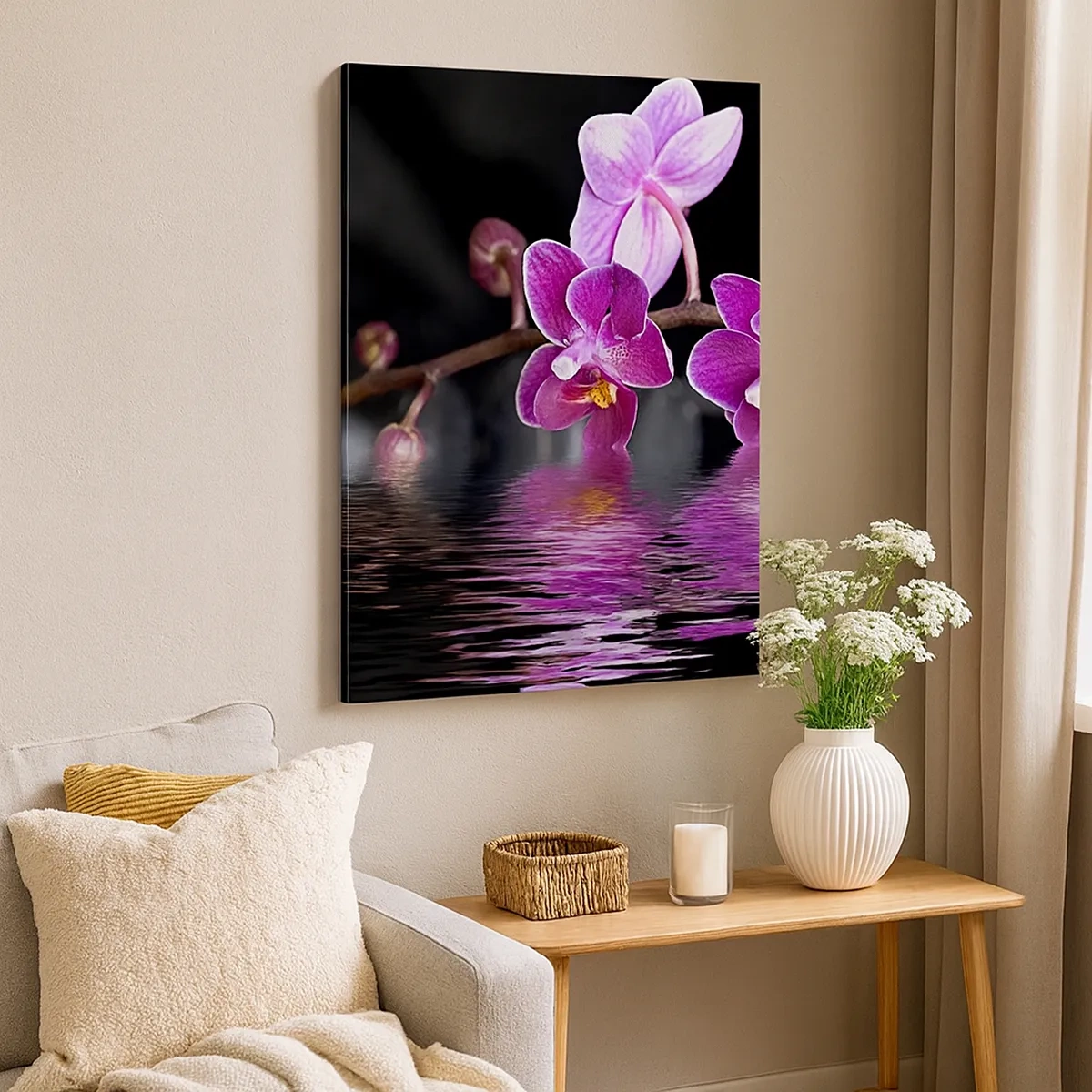 Cuadro sobre lienzo - Impresión de Imagen - Orquídeas moradas sobre aguas tranquilas contra un fondo negro. - 50x70cm - Un reflejo lila de la belleza - Decoración de pared moderna para salón y dormitorio ARTTOR