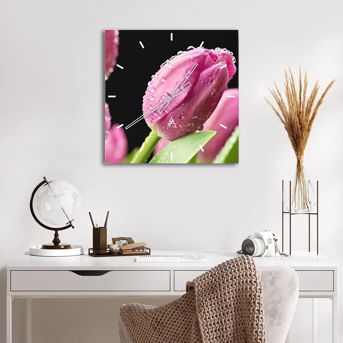 Reloj de pared - Reloj de vidrio - Tulipán rosa con gotas de agua sobre fondo negro - 30x30cm - Un sueño de lilas en el rocío - Decoración de pared moderna para salón y dormitorio ARTTOR