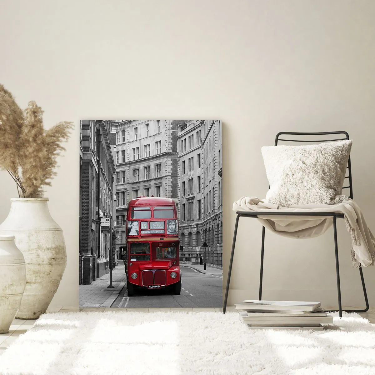 Cuadro sobre vidrio - Impresiones sobre Vidrio - Un autobús rojo sobre un fondo de edificios de la ciudad en blanco y negro. - 80x120cm - La vida cotidiana no tiene por qué ser gris - Decoración de pared moderna para salón y dormitorio ARTTOR