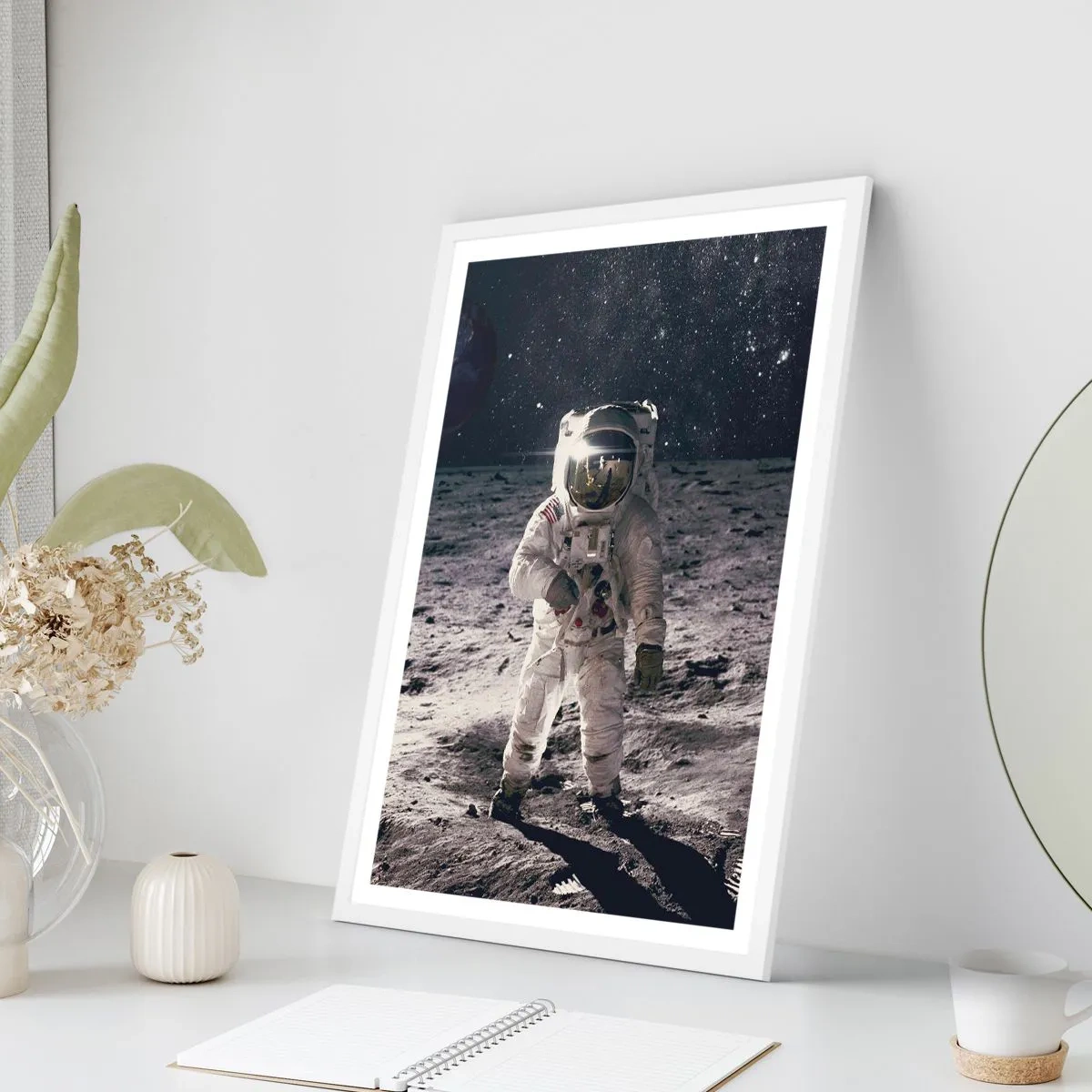 Póster en marco blanco - Saludos desde la Luna - 61x91 cm