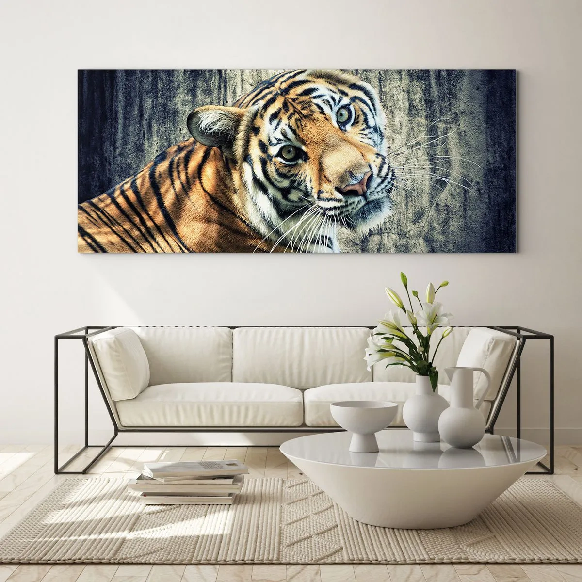 Cuadro sobre vidrio - Impresiones sobre Vidrio - Un tigre recostado contra una pared de textura rugosa. - 160x50cm - Retrato en corrientes de luz - Decoración de pared moderna para salón y dormitorio ARTTOR