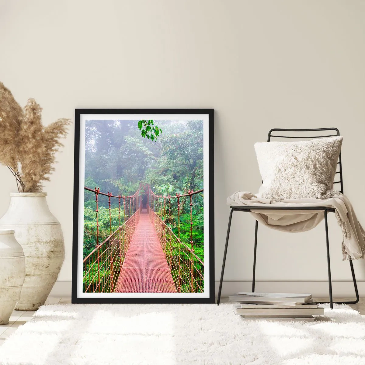 Póster en marco negro - Un puente colgante en un bosque tropical envuelto en niebla. - 50x70cm - Suspendido sobre las copas - Decoración de pared moderna para salón y dormitorio ARTTOR