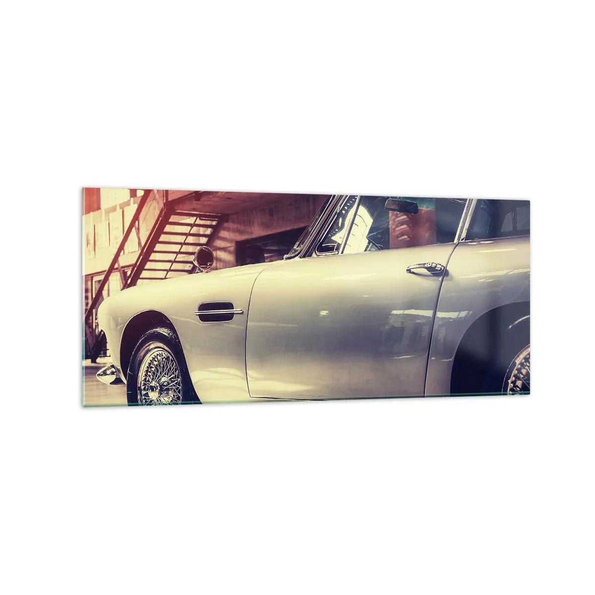 Cuadro sobre vidrio - Impresiones sobre Vidrio - Un coche clásico en un elegante garaje con un interior industrial. - 120x50cm - Los clásicos no envejecen - Decoración de pared moderna para salón y dormitorio ARTTOR