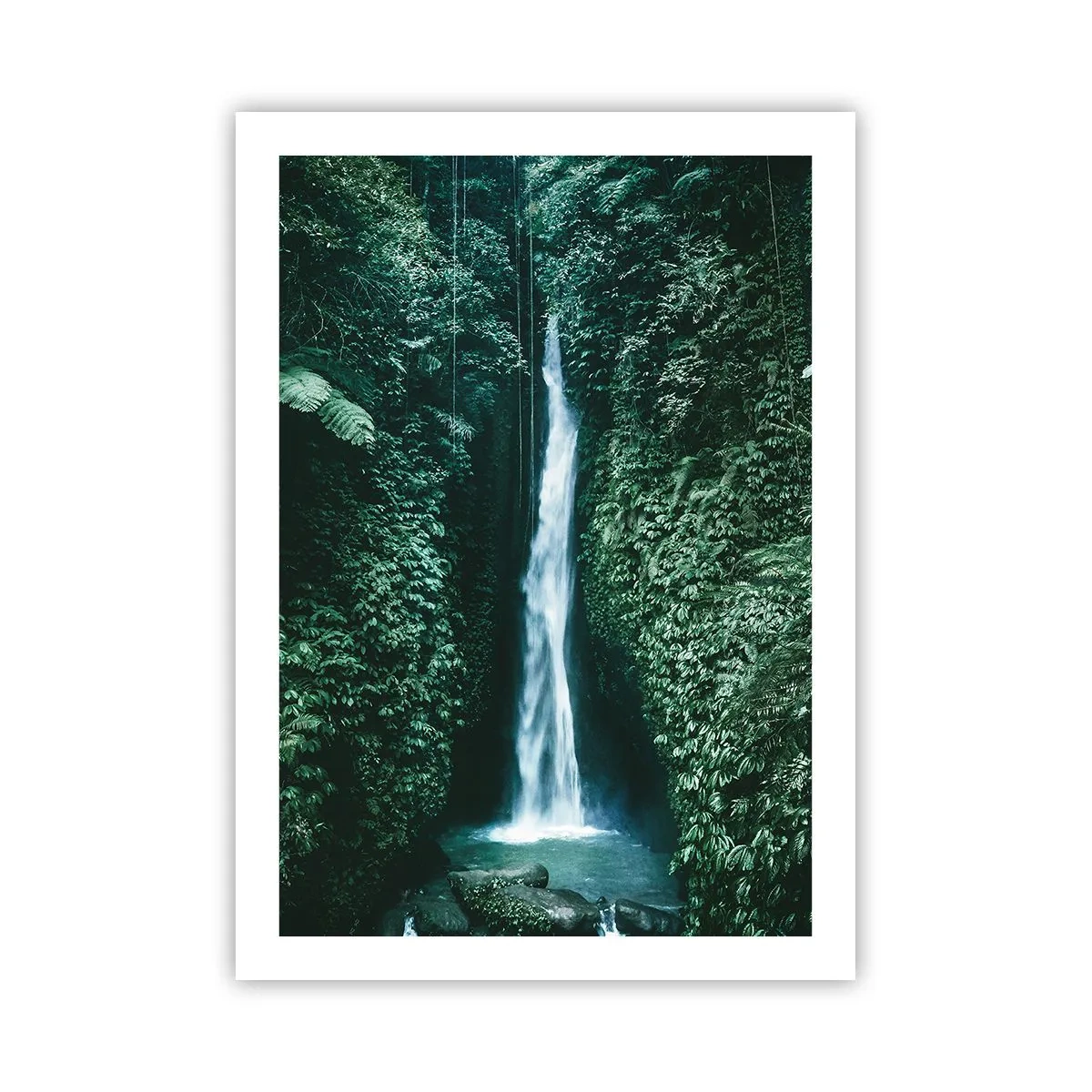 Póster - Cascada en la selva tropical - 50x70cm - Balneario tropical - Decoración de pared moderna para salón y dormitorio ARTTOR