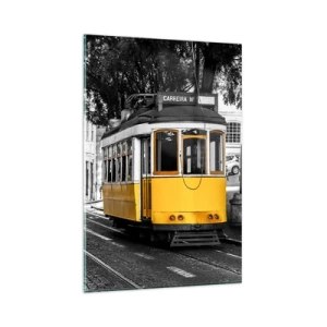 Cuadro sobre vidrio - Impresiones sobre Vidrio - Un tranvía amarillo con el telón de fondo de una calle en blanco y negro. - 80x120cm - Y un fado de fondo - Decoración de pared moderna para salón y dormitorio ARTTOR