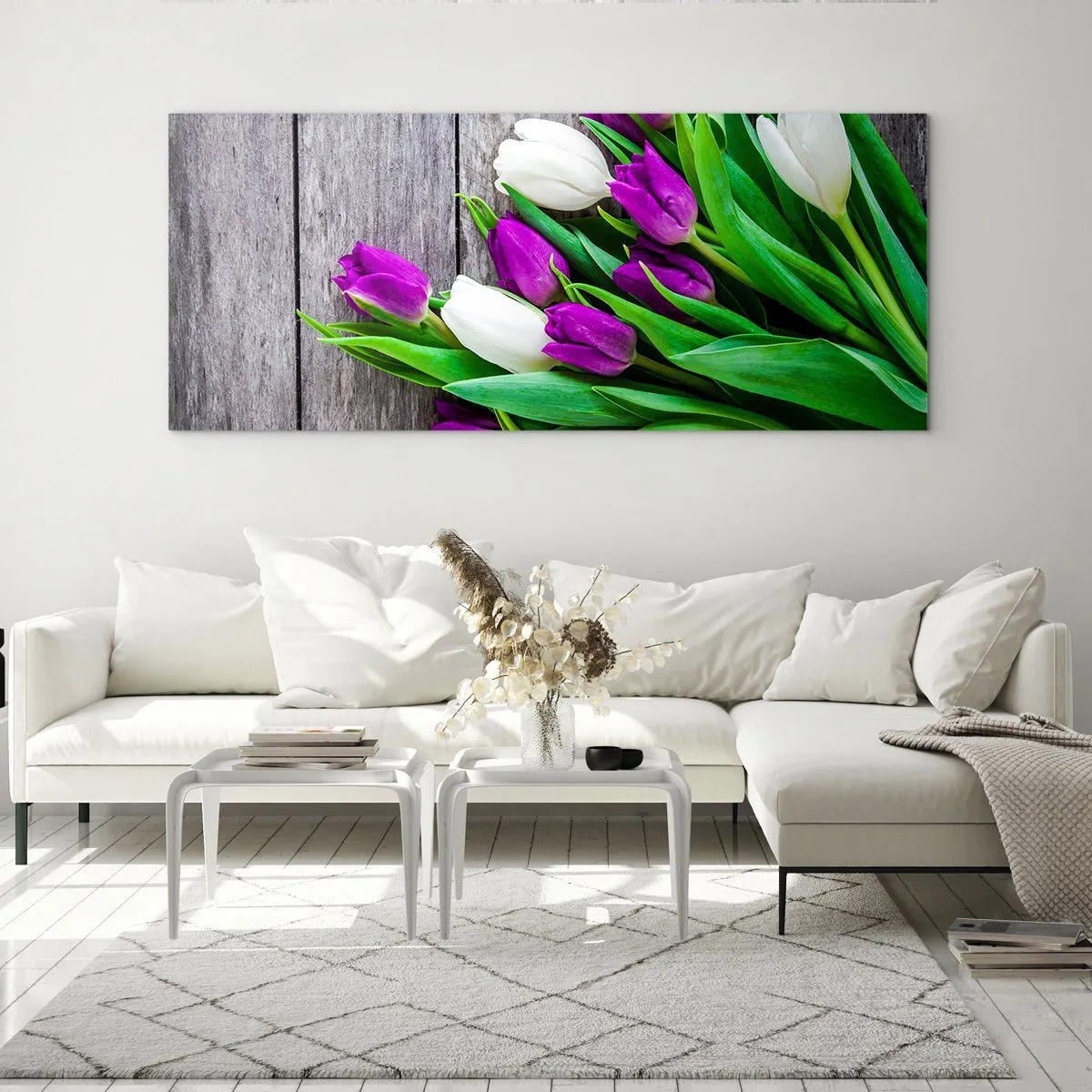 Cuadro sobre vidrio - Impresiones sobre Vidrio - Un ramo de tulipanes morados y blancos sobre un fondo de madera. - 160x50cm - El día de la fiesta de la primavera - Decoración de pared moderna para salón y dormitorio ARTTOR