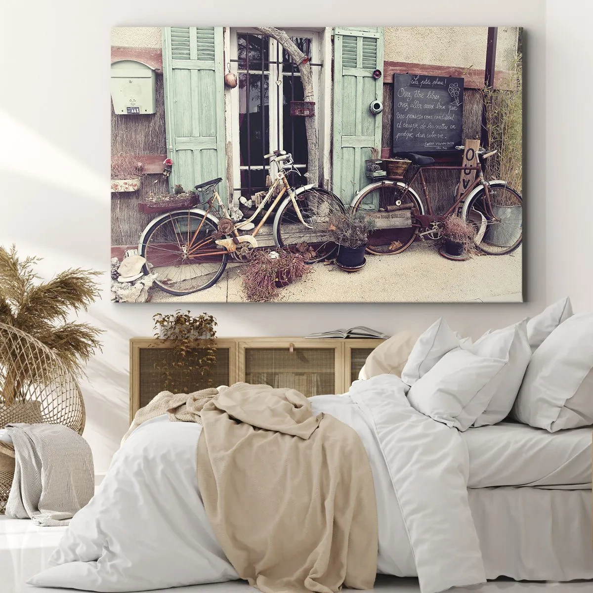 Cuadro sobre lienzo - Impresión de Imagen - Bicicletas antiguas frente a una puerta de madera con contraventanas en tonos pastel. - 100x70cm - La vida rural - Decoración de pared moderna para salón y dormitorio ARTTOR