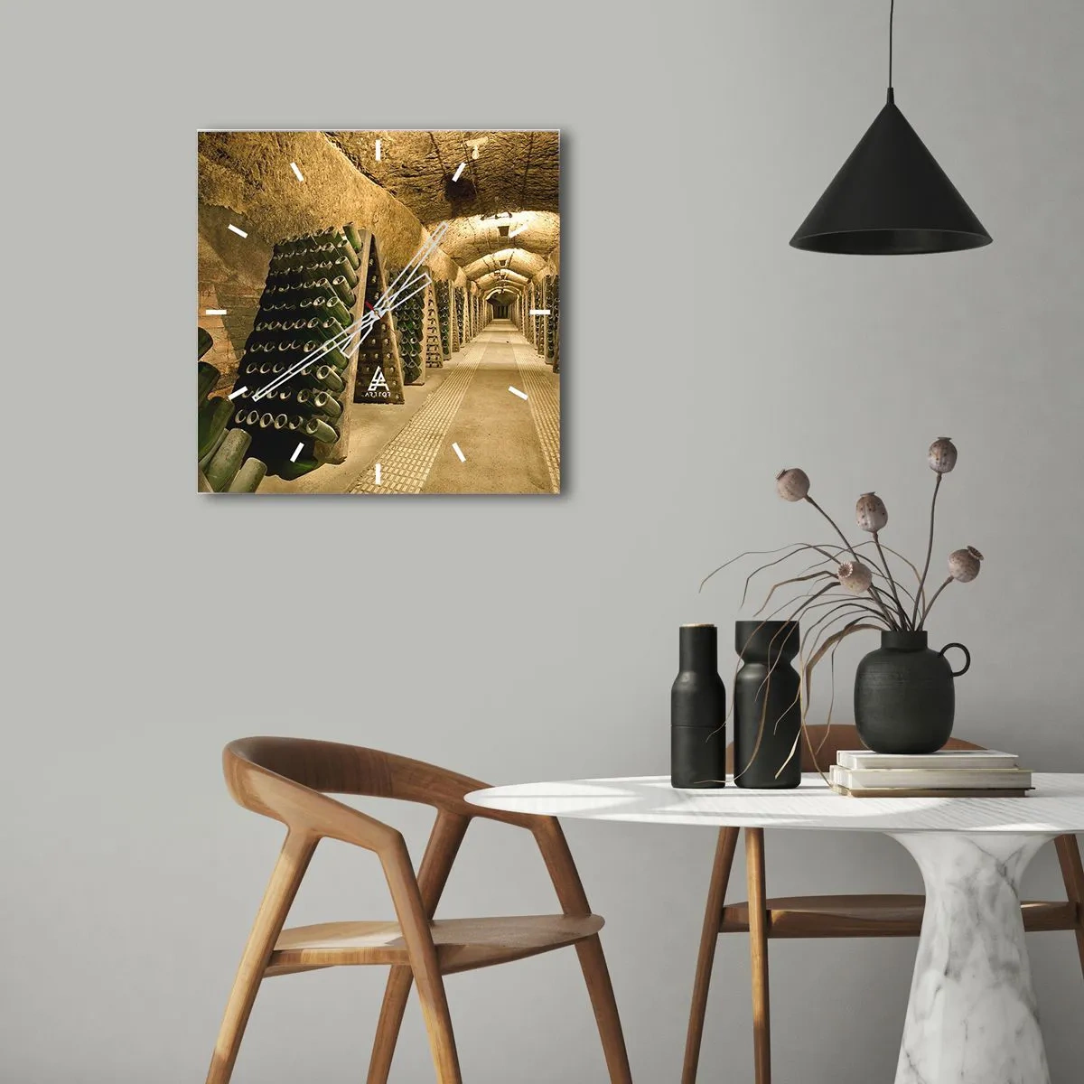 Reloj de pared - Reloj de vidrio - Un viñedo con una bodega llena de botellas de vino expuestas en estantes de madera. - 30x30cm - El nacimiento del gusto - Decoración de pared moderna para salón y dormitorio ARTTOR