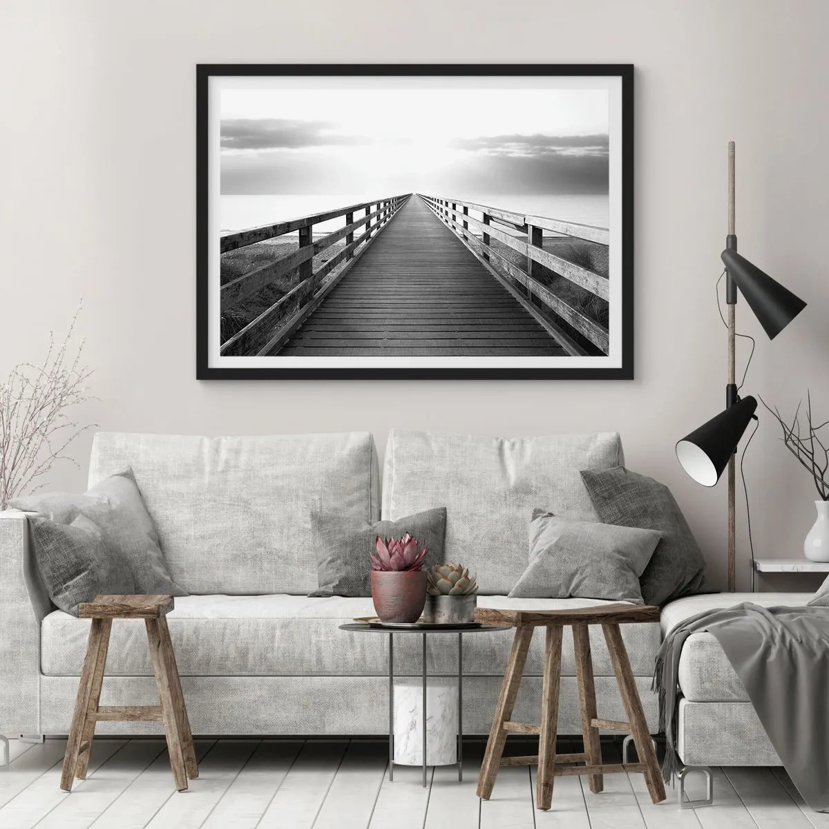 Póster en marco negro - Una imagen en blanco y negro de un embarcadero de madera que conduce hacia el horizonte. - 100x70cm - En la distancia... - Decoración de pared moderna para salón y dormitorio ARTTOR