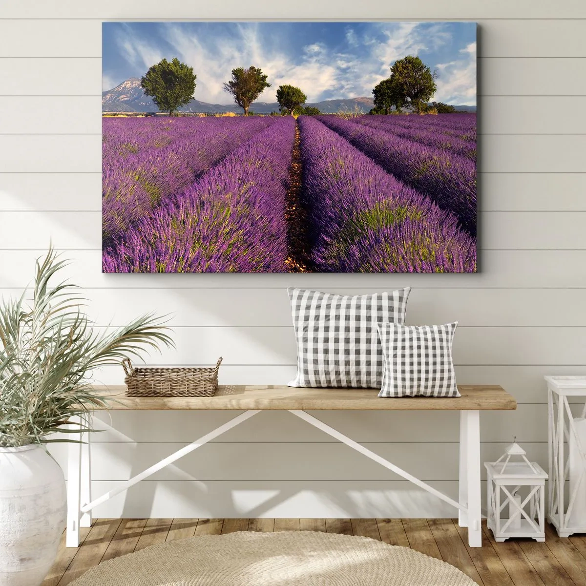 Cuadro sobre lienzo - Impresión de Imagen - Un campo de lavanda con árboles con el telón de fondo de montañas y cielo. - 70x50cm - Campos de lavanda - Decoración de pared moderna para salón y dormitorio ARTTOR