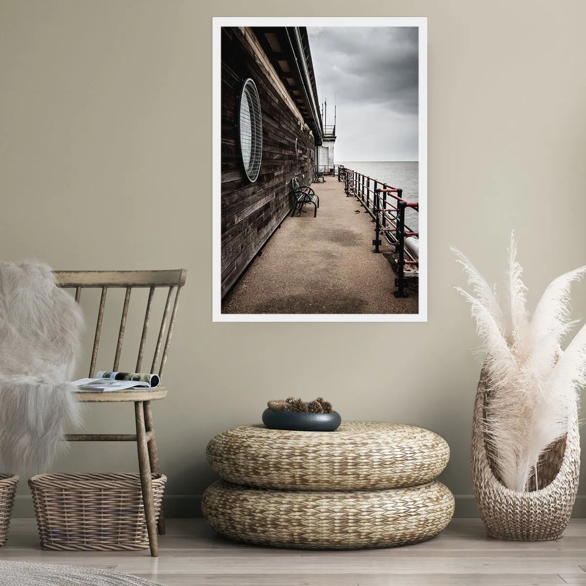 Póster - Muelle de madera con bancos junto al mar en calma - 50x70cm - El tiempo detenido - Decoración de pared moderna para salón y dormitorio ARTTOR