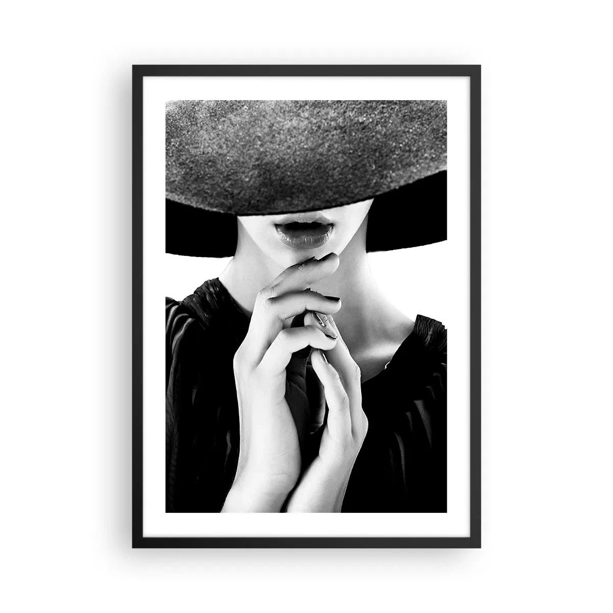 Póster en marco negro - Retrato en blanco y negro de una mujer con sombrero y la cara cubierta. - 50x70cm - Belleza oculta - Decoración de pared moderna para salón y dormitorio ARTTOR