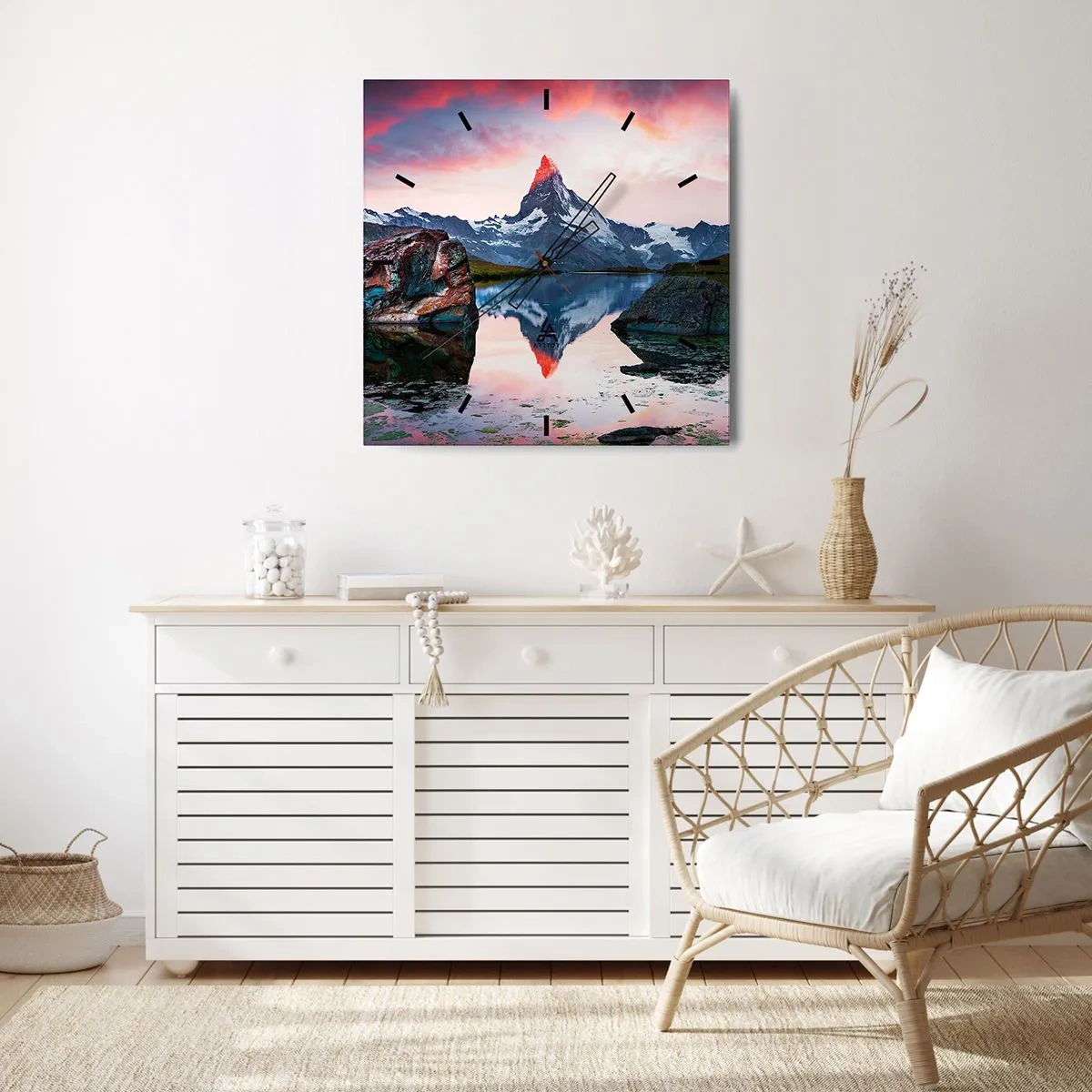 Reloj de pared - Reloj de vidrio - Un pico de montaña reflejado en un lago al atardecer. - 30x30cm - El corazón de las montañas arde - Decoración de pared moderna para salón y dormitorio ARTTOR