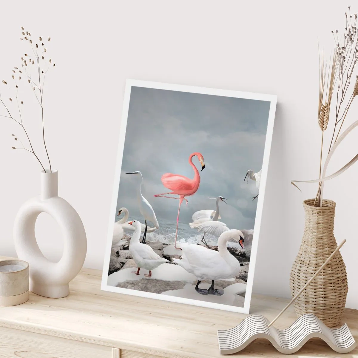 Póster - Un flamenco rosado rodeado de pájaros blancos contra el cielo. - 50x70cm - ¿De dónde vengo? - Decoración de pared moderna para salón y dormitorio ARTTOR