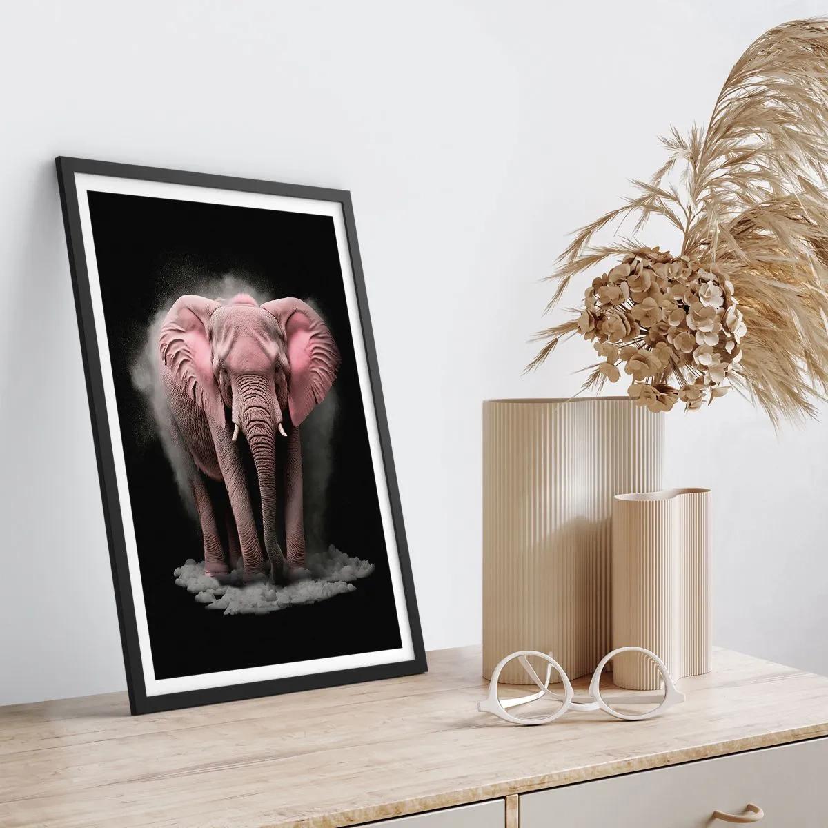 Póster en marco negro - Un elefante rosa en un espacio negro y dinámico. - 50x70cm - El rey rosado de oriente - Decoración de pared moderna para salón y dormitorio ARTTOR