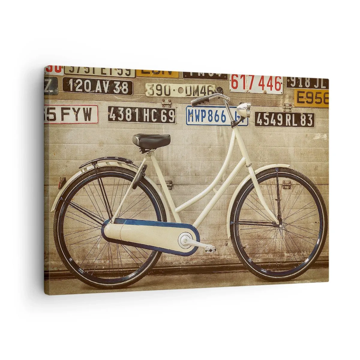 Cuadro sobre lienzo - Impresión de Imagen - Una bicicleta retro contra una pared decorada con matrículas. - 70x50cm - No hay complejos - Decoración de pared moderna para salón y dormitorio ARTTOR