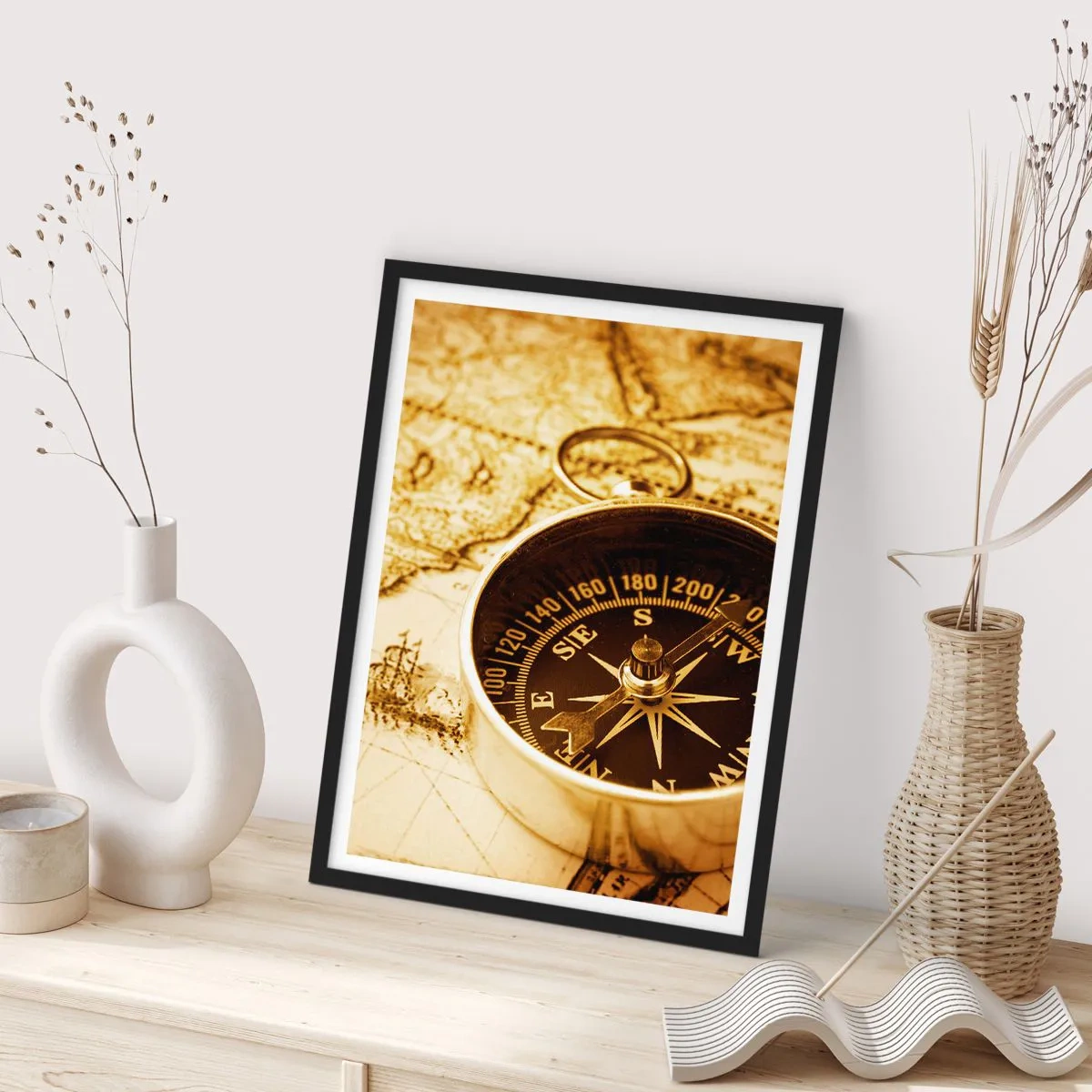 Póster en marco negro - Una brújula sobre un fondo de mapa en tonos sepia - 50x70cm - ¿Este u Oeste? - Decoración de pared moderna para salón y dormitorio ARTTOR