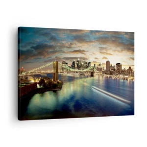Cuadro sobre lienzo - Impresión de Imagen - Un puente iluminado con la ciudad al fondo, con luces reflejadas en el agua. - 70x50cm - Un atardecer iluminado sobre Manhattan - Decoración de pared moderna para salón y dormitorio ARTTOR