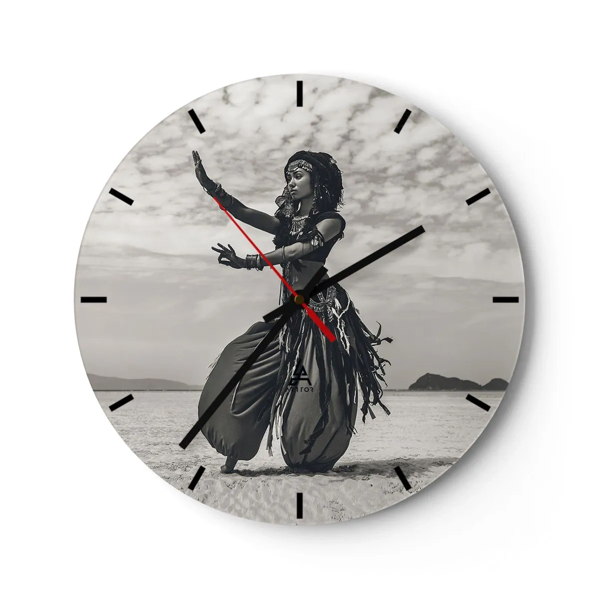 Reloj de pared - Reloj de vidrio - Fotografía en blanco y negro de una mujer bailando en la playa. - 30x30cm - Danza de las Islas del Sur - Decoración de pared moderna para salón, cocina y dormitorio ARTTOR