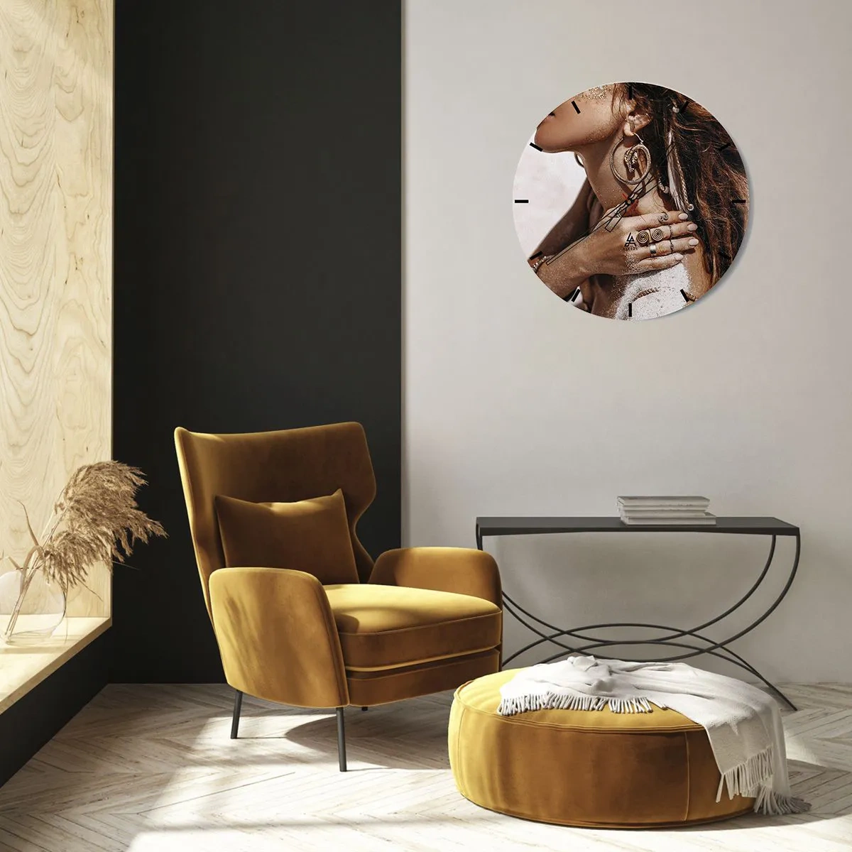 Reloj de pared - Reloj de vidrio - Una mujer con joyas ornamentadas sobre un fondo de arena y luz. - 30x30cm - Reina de la playa salvaje - Decoración de pared moderna para salón, cocina y dormitorio ARTTOR