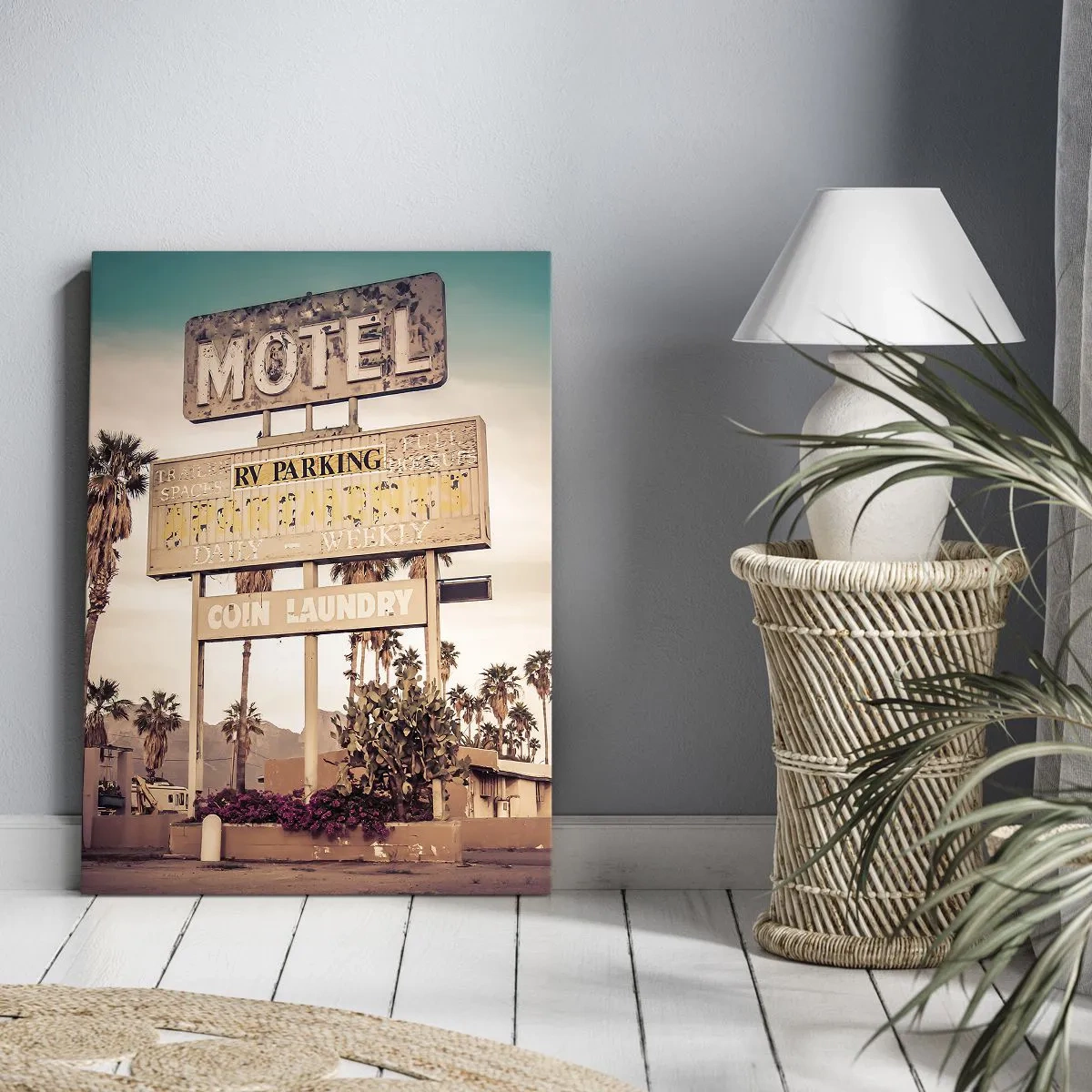 Cuadro sobre lienzo - Impresión de Imagen - Letrero de motel retro rodeado de palmeras - 70x100cm - El tiempo se detuvo - Decoración de pared moderna para salón y dormitorio ARTTOR