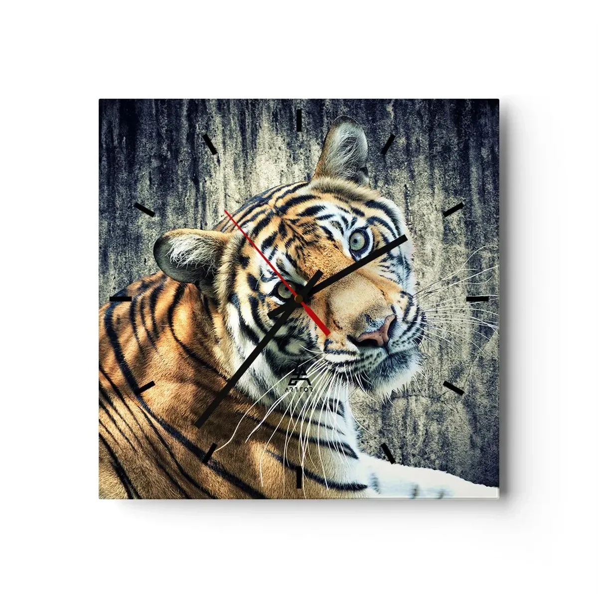Reloj de pared - Reloj de vidrio - Un tigre recostado contra una pared de textura rugosa. - 30x30cm - Retrato en corrientes de luz - Decoración de pared moderna para salón y dormitorio ARTTOR