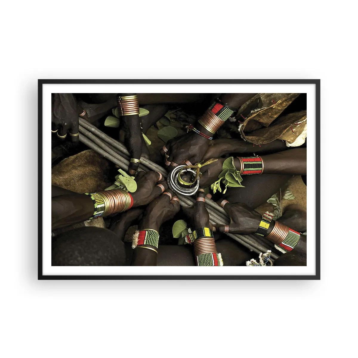 Póster en marco negro - Pulseras de mano tradicionales en un grupo de manos. - 100x70cm - Estamos juntos - Decoración de pared moderna para salón y dormitorio ARTTOR