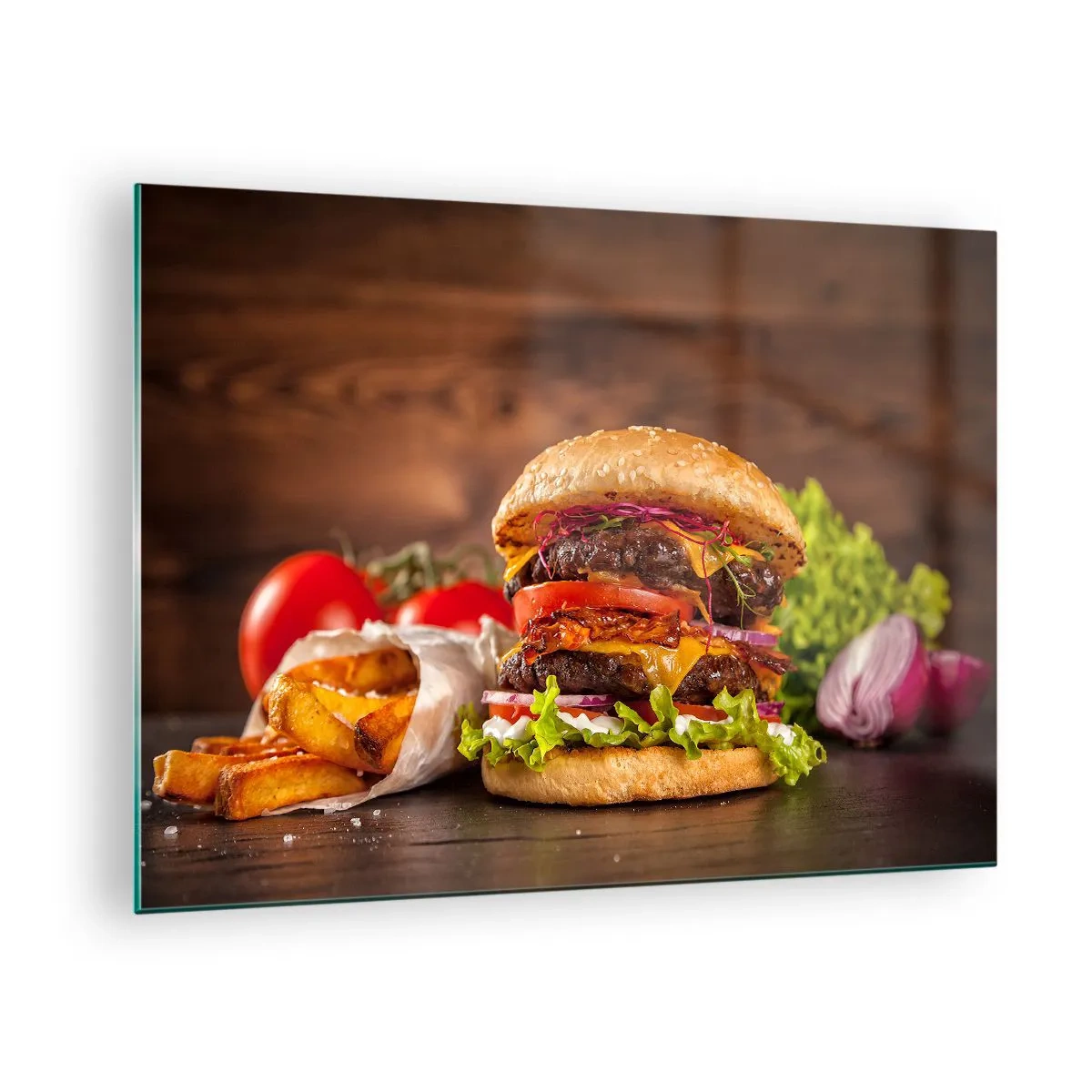 Cuadro sobre vidrio - Impresiones sobre Vidrio - Hamburguesa jugosa con aderezos y papas fritas sobre un fondo de madera. - 70x50cm - Fruta prohibida - Decoración de pared moderna para salón y dormitorio ARTTOR