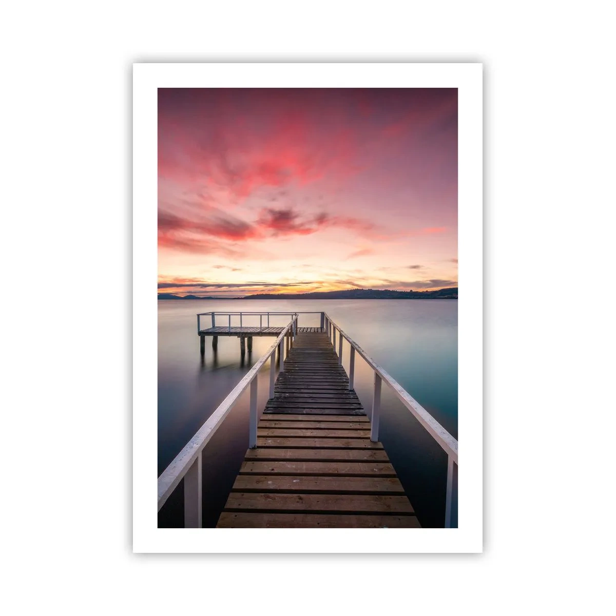 Póster - Un muelle en el lago a la luz del sol poniente. - 50x70cm - La suave llama del atardecer - Decoración de pared moderna para salón y dormitorio ARTTOR
