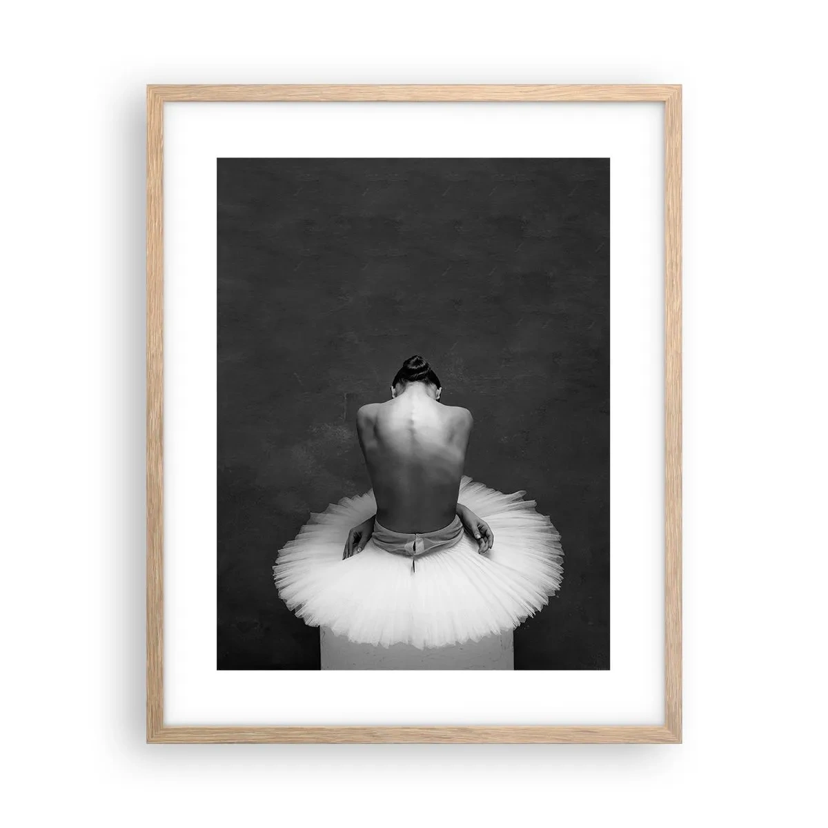 Póster en marco roble claro - Rodeada de pétalos - 40x50 cm