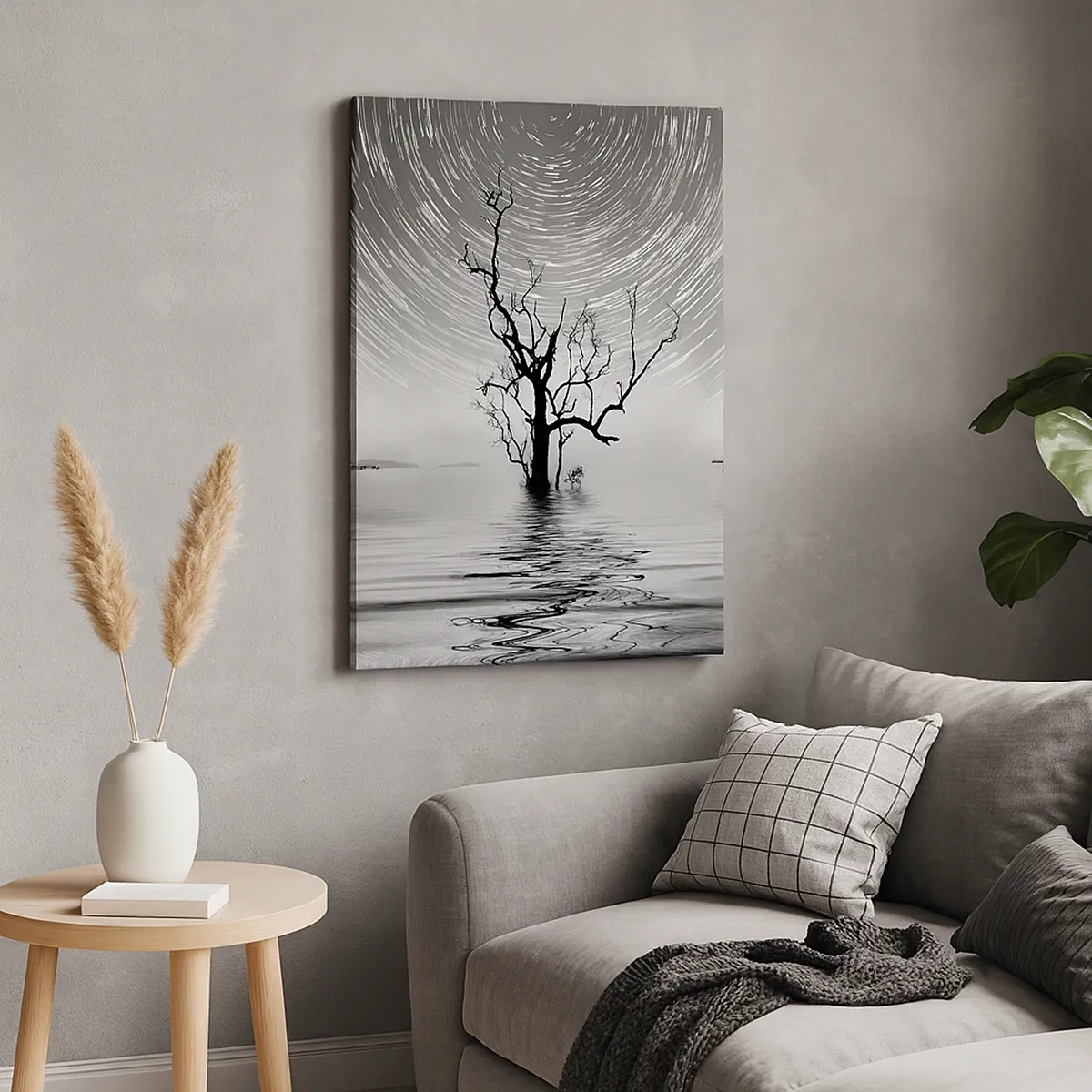 Cuadro sobre lienzo - Impresión de Imagen - Un árbol en el agua bajo un cielo nocturno con estrellas en movimiento. - 50x70cm - Una sinfonía de la naturaleza - Decoración de pared moderna para salón y dormitorio ARTTOR