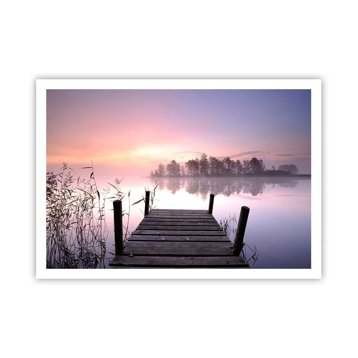 Póster - Un embarcadero junto al lago al amanecer con niebla y un cielo pastel. - 100x70cm - De la niebla lila... - Decoración de pared moderna para salón y dormitorio ARTTOR