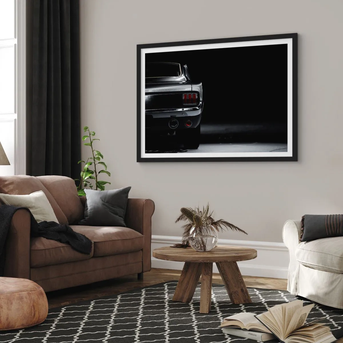 Póster en marco negro - Una imagen en blanco y negro de la parte trasera de un coche clásico sobre un fondo oscuro. - 70x50cm - El encanto de los clásicos - Decoración de pared moderna para salón y dormitorio ARTTOR