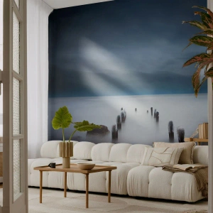 Fotomural Premium Sand - Un paisaje brumoso con pilotes de madera sumergidos en el agua. - 100x70cm - El lago del pensamiento - Decoración de pared moderna para salón y dormitorio ARTTOR