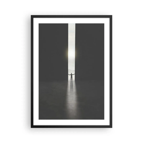 Póster en marco negro - Un hombre de pie a la luz de una grieta en un entorno oscuro. - 50x70cm - Un paso hacia un futuro brillante - Decoración de pared moderna para salón y dormitorio ARTTOR