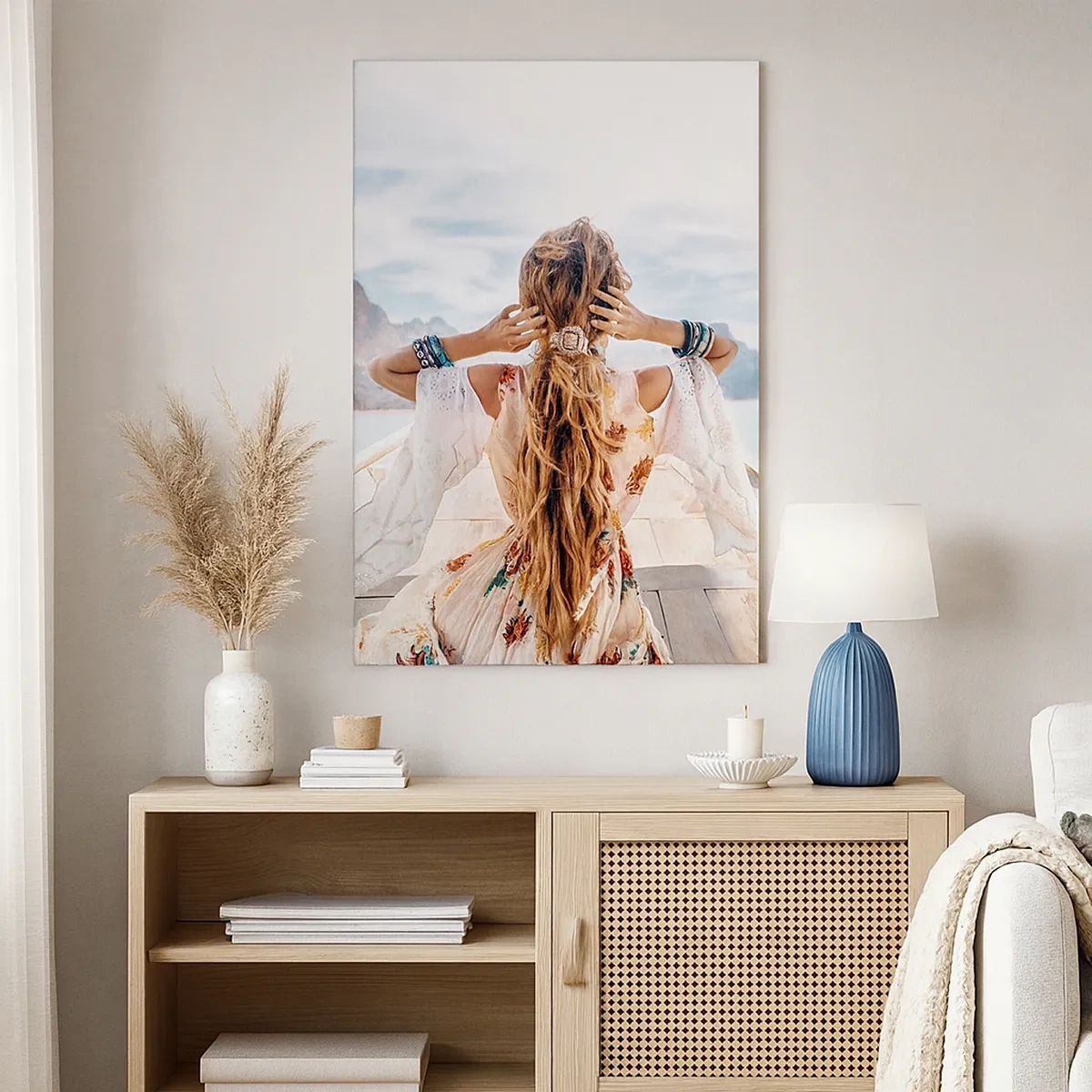 Cuadro sobre lienzo - Impresión de Imagen - Mujer en un barco con vistas a las montañas y al agua, estilo boho - 50x70cm - Rumbo a la felicidad - Decoración de pared moderna para salón y dormitorio ARTTOR