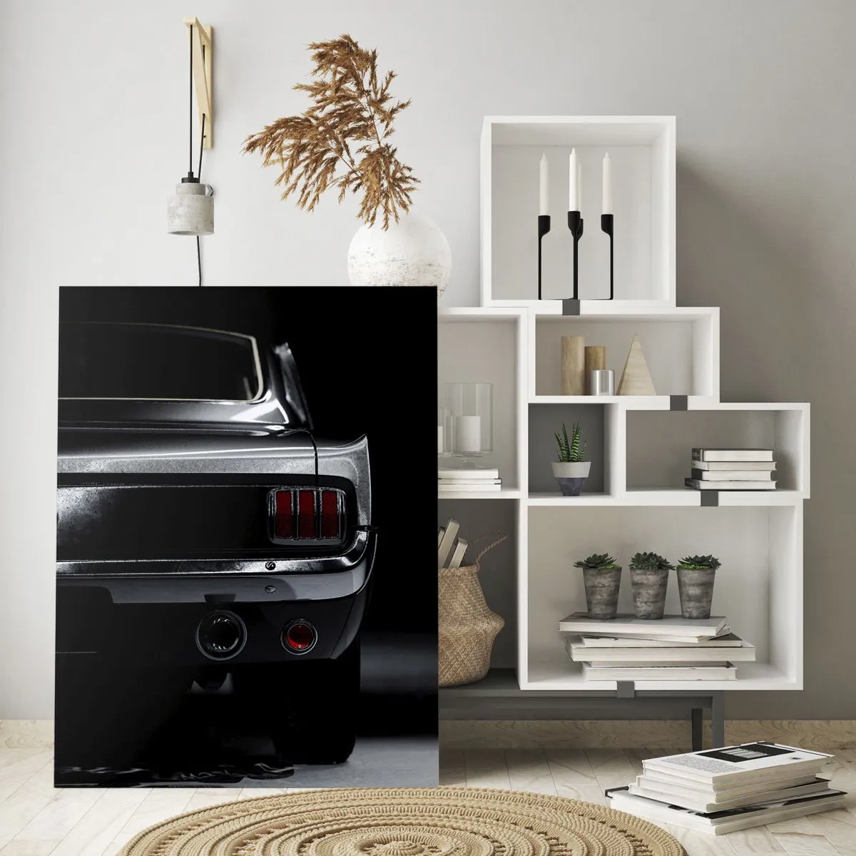 Cuadro sobre vidrio - Impresiones sobre Vidrio - La parte trasera de un coche clásico en un interior oscuro y elegante. - 50x70cm - El encanto de los clásicos - Decoración de pared moderna para salón y dormitorio ARTTOR